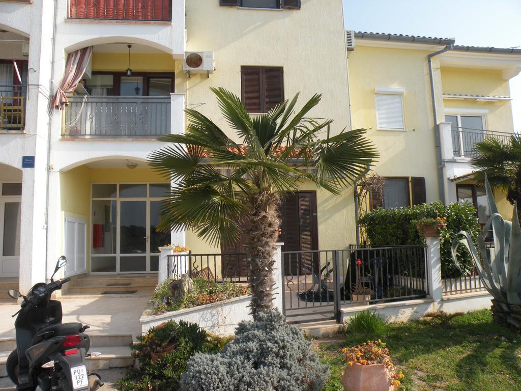 Sunset Apartment With A Private Yard At Medulin Riviera Room photo